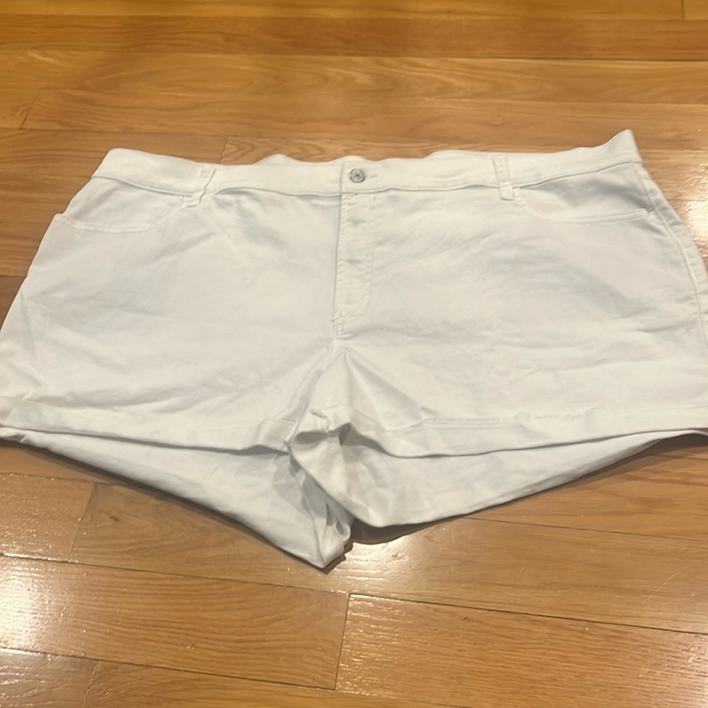 Old Navy women’s plus size white mid-rise jean shorts size 24.